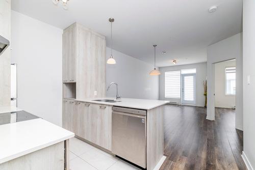 Cuisine - 806-740 Av. Victoria, Saint-Lambert, QC - Indoor Photo Showing Kitchen With Upgraded Kitchen