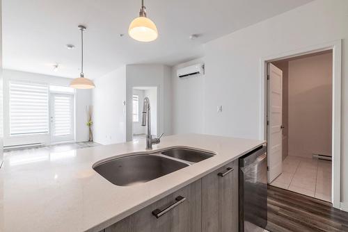 Cuisine - 806-740 Av. Victoria, Saint-Lambert, QC - Indoor Photo Showing Kitchen With Double Sink