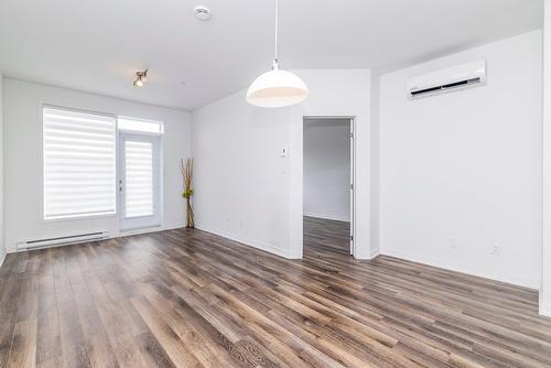 Salon - 806-740 Av. Victoria, Saint-Lambert, QC - Indoor Photo Showing Other Room