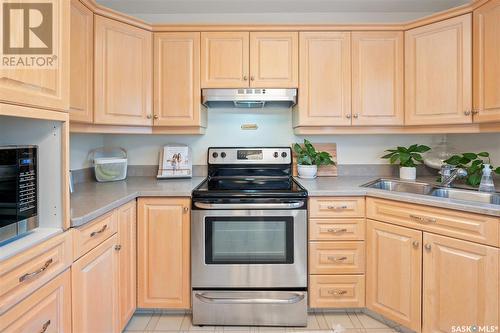 39 Churchill Court, Saskatoon, SK - Indoor Photo Showing Kitchen With Double Sink