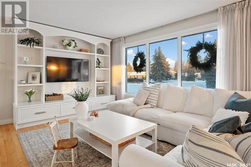 39 Churchill Court, Saskatoon, SK - Indoor Photo Showing Living Room