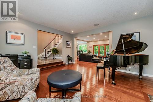 586 Eastgate Walk, Waterloo, ON - Indoor Photo Showing Living Room