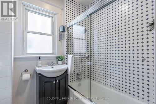 212 Windsor Avenue, London, ON - Indoor Photo Showing Bathroom