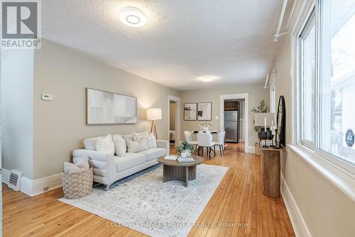 212 Windsor Avenue, London, ON - Indoor Photo Showing Living Room