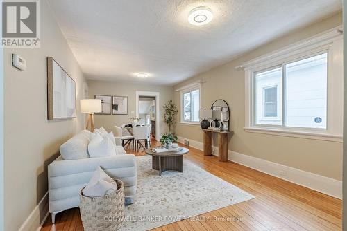 212 Windsor Avenue, London, ON - Indoor Photo Showing Living Room