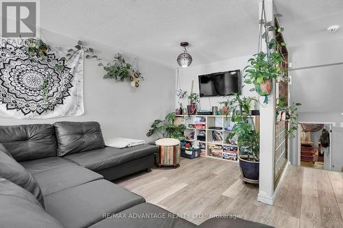 157 Marconi Boulevard, London, ON - Indoor Photo Showing Living Room