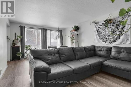 157 Marconi Boulevard, London, ON - Indoor Photo Showing Living Room