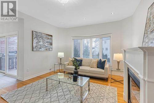 3065 Mission Hill Drive, Mississauga, ON - Indoor Photo Showing Living Room