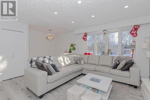 512 Glendene Crescent, Waterloo, ON - Indoor Photo Showing Living Room