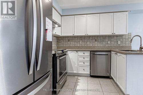 3404 Angel Pass Drive, Mississauga, ON - Indoor Photo Showing Kitchen With Upgraded Kitchen