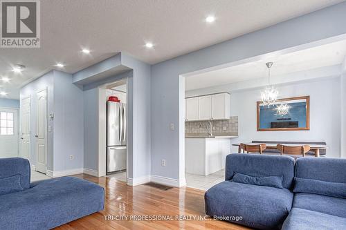 3404 Angel Pass Drive, Mississauga, ON - Indoor Photo Showing Living Room