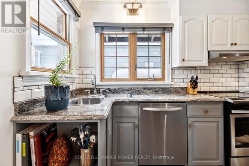 645 Emery Street E, London, ON - Indoor Photo Showing Kitchen With Upgraded Kitchen