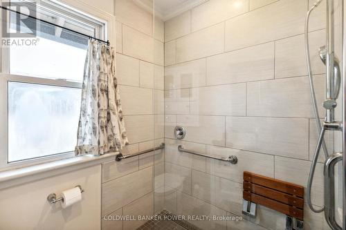 645 Emery Street E, London, ON - Indoor Photo Showing Bathroom