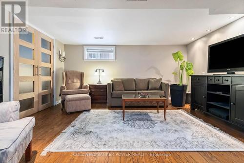 645 Emery Street E, London, ON - Indoor Photo Showing Living Room