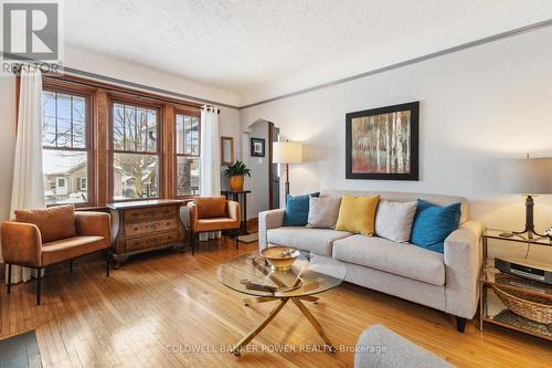 645 Emery Street E, London, ON - Indoor Photo Showing Living Room