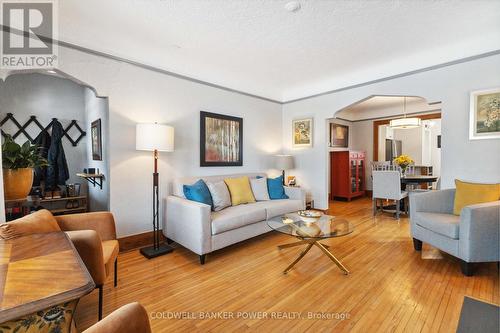 645 Emery Street E, London, ON - Indoor Photo Showing Living Room