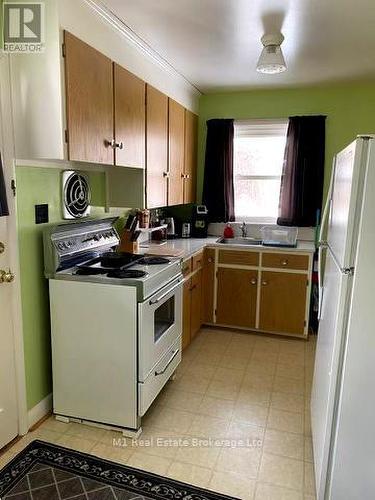 70 Dudhope Avenue, Cambridge, ON - Indoor Photo Showing Kitchen