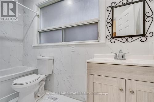 94 Wentworth Street N, Hamilton, ON - Indoor Photo Showing Bathroom