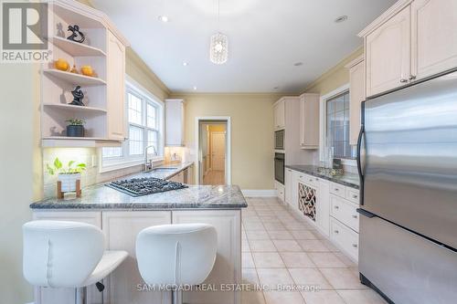 3248 Barchester Court, Mississauga, ON - Indoor Photo Showing Kitchen With Upgraded Kitchen