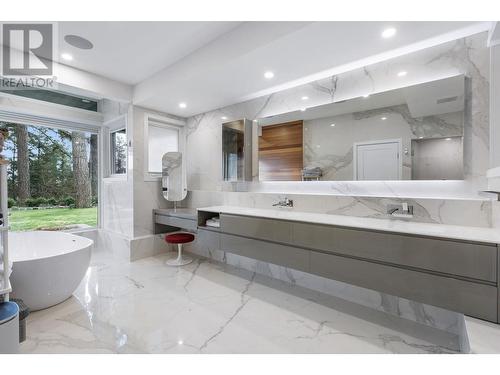 3584 Rockview Place, West Vancouver, BC - Indoor Photo Showing Bathroom