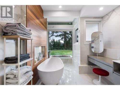 3584 Rockview Place, West Vancouver, BC - Indoor Photo Showing Bathroom