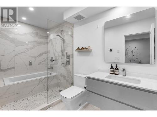 3584 Rockview Place, West Vancouver, BC - Indoor Photo Showing Bathroom