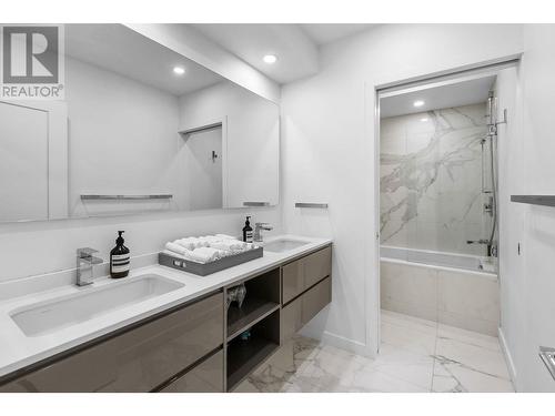 3584 Rockview Place, West Vancouver, BC - Indoor Photo Showing Bathroom