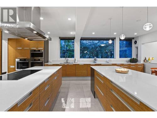 3584 Rockview Place, West Vancouver, BC - Indoor Photo Showing Kitchen With Upgraded Kitchen