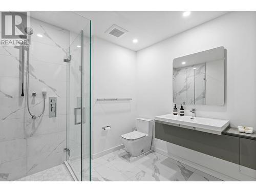 3584 Rockview Place, West Vancouver, BC - Indoor Photo Showing Bathroom