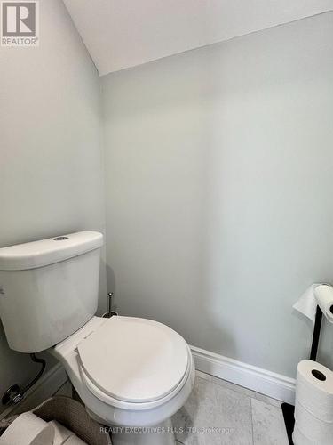 6 Elgin Street N, Cambridge, ON - Indoor Photo Showing Bathroom