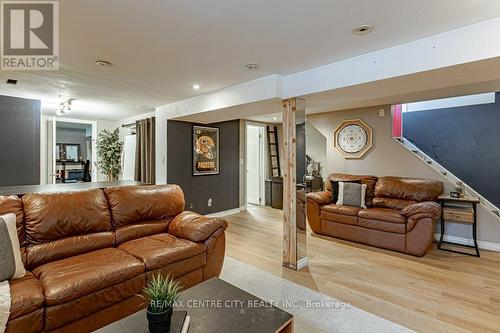 1564 Hartlet Street, London, ON - Indoor Photo Showing Living Room