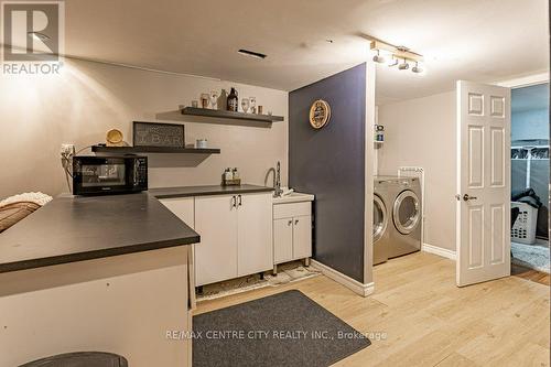 1564 Hartlet Street, London, ON - Indoor Photo Showing Laundry Room