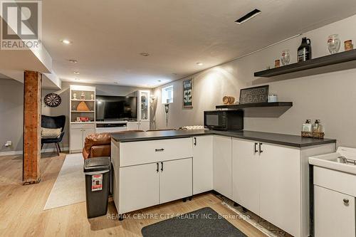 1564 Hartlet Street, London, ON - Indoor Photo Showing Kitchen