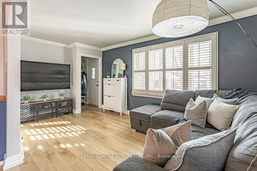 1564 Hartlet Street, London, ON - Indoor Photo Showing Living Room