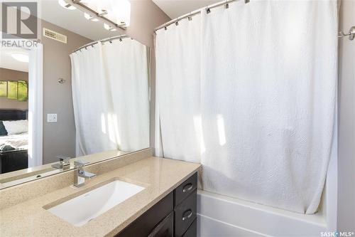 1227 Hargreaves Way, Saskatoon, SK - Indoor Photo Showing Bathroom