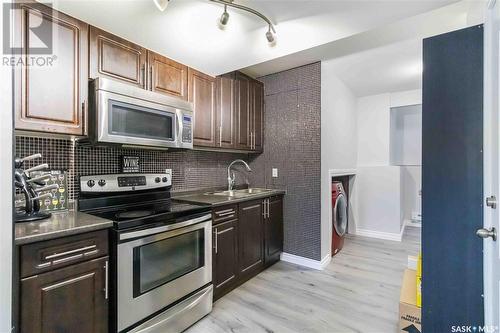 1227 Hargreaves Way, Saskatoon, SK - Indoor Photo Showing Kitchen