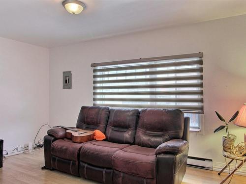 Salon - 31  - 35 Rue Perreault E., Rouyn-Noranda, QC - Indoor