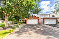 32 ELLISSON WAY  Ottawa, ON K1G 4P6