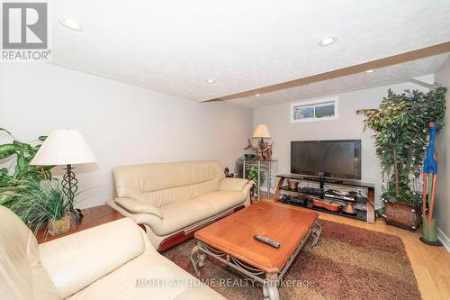 32 Ellisson Way, Ottawa, ON - Indoor Photo Showing Living Room