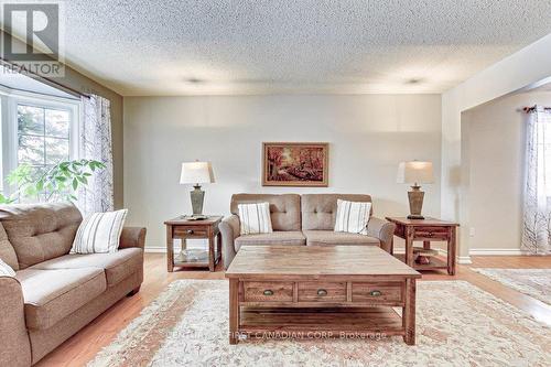 1049 Mahogany Crescent, London, ON - Indoor Photo Showing Living Room