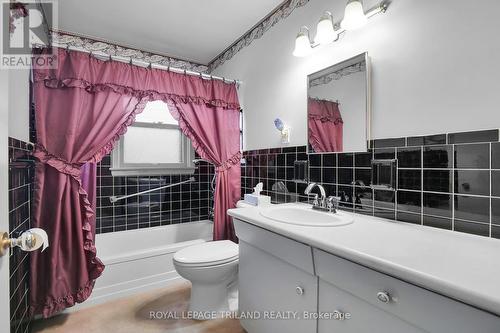 MAIN BATHROOM - 1399 Beckworth Avenue, London, ON - Indoor Photo Showing Bathroom