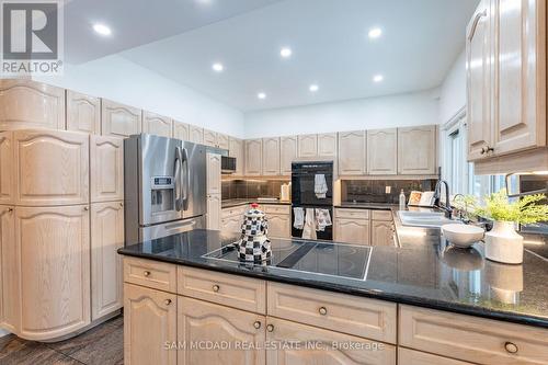 2339 Glengarry Road, Mississauga, ON - Indoor Photo Showing Kitchen