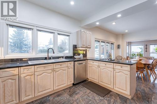 2339 Glengarry Road, Mississauga, ON - Indoor Photo Showing Kitchen With Double Sink