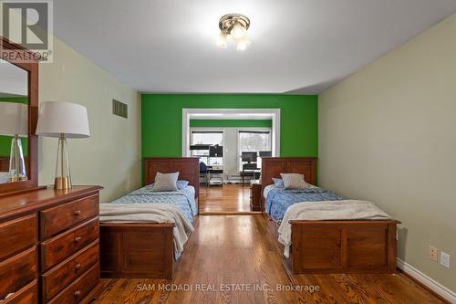 2339 Glengarry Road, Mississauga, ON - Indoor Photo Showing Bedroom