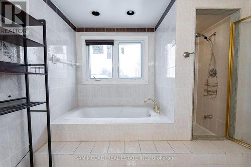 2339 Glengarry Road, Mississauga, ON - Indoor Photo Showing Bathroom