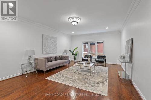 2339 Glengarry Road, Mississauga, ON - Indoor Photo Showing Living Room