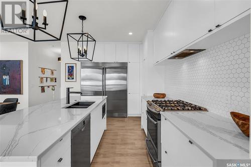 327 Pritchard Crescent, Saskatoon, SK - Indoor Photo Showing Kitchen With Double Sink With Upgraded Kitchen