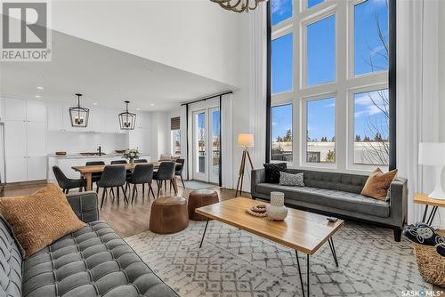 327 Pritchard Crescent, Saskatoon, SK - Indoor Photo Showing Living Room