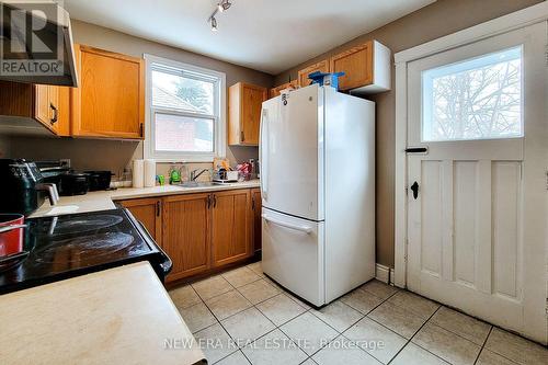 107 Haddon Avenue S, Hamilton, ON - Indoor Photo Showing Kitchen