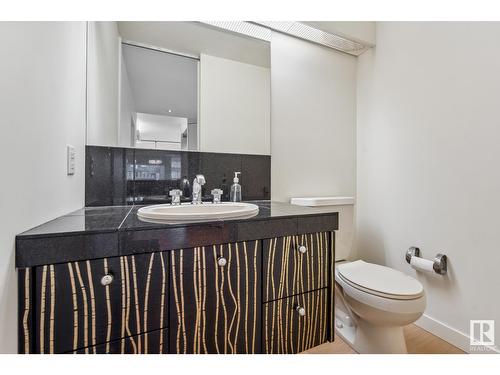 8771 Strathearn Dr Nw, Edmonton, AB - Indoor Photo Showing Bathroom